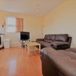 2 bedroom Flat in Ragland Road, Leeds - Photo 1
