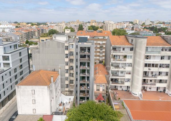Apartamento T1 com varanda - Novo - Casa da Musica - Rotunda Boavista