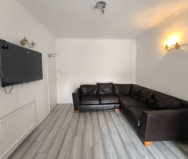 Room in a Shared House, Ansell Road, SW17 - Photo 1