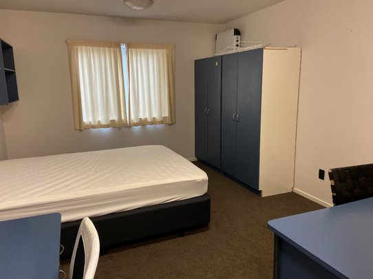 Fully furnished studio unit with one bathroom on the ground floor - Photo 1