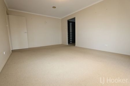 Impressive 3 bedroom ensuite townhouse with double garage - Photo 2