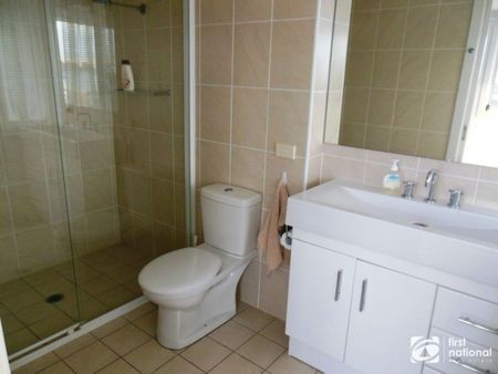 Inner Jetty living with stunning views - Photo 4