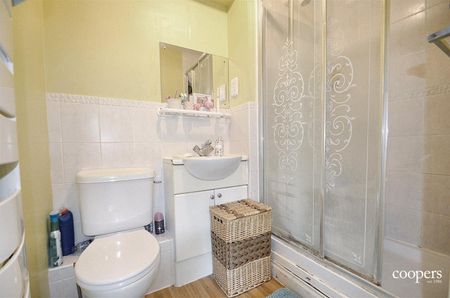 Royal Court, Hume Way, Ruislip, HA4 - Photo 4