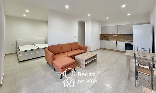 Na prenájom elegantný zariadený 1-izbový byt pri stanici v Nových Zámkoch - Photo 1