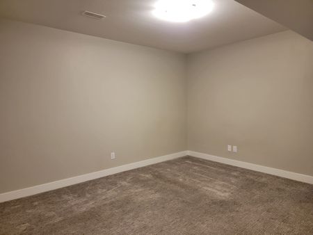 Rutland 3 Bedroom Townhouse with a basement & 2 parking stalls - Photo 5