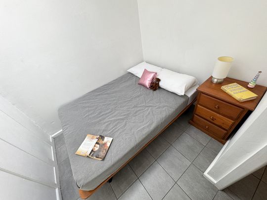 EQUIPPED ST KILDA FOUR BEDROOM APARTMENT. - Photo 1