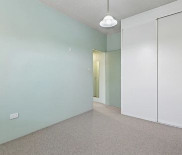 Spacious Double Brick Apartment with Two Balconies & Lock Up Garage - Photo 6