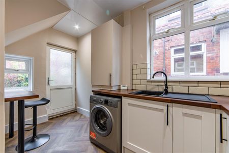 2 bed flat to rent in Ferndene Grove, High Heaton, NE7 - Photo 5