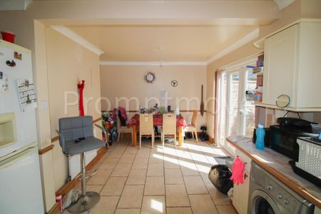 3 bedroom semi-detached house to rent - Photo 3