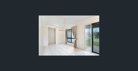 IMPRESSIVE FAMILY HOME ON LARGE BLOCK - Photo 3