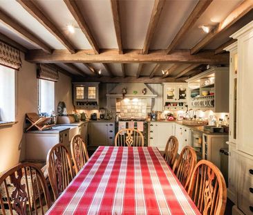 A quintessential English three bedroom chocolate box thatched cottage. - Photo 6