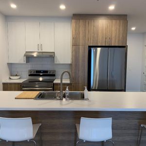 4½ 1 270 pi2 - TOUS SERVICES INCLUS - ASCENSEUR / IMMENSE WALK-IN / 100% BÉTON / THERMOPOMPE - Logement à Granby - Photo 2