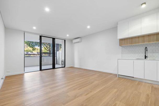 Well maintained contemporary living - Photo 1