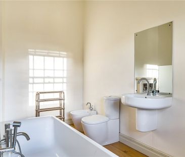 A rare opportunity to rent an exquisite Georgian Lodge House on the... - Photo 6