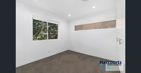 Light-Filled, Generously Sized Unit With Excellent Convenience - Photo 2