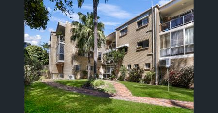 Coastal Comfort Meets Modern Living – Walk to Cotton Tree & Maroochydore Beach - Photo 2