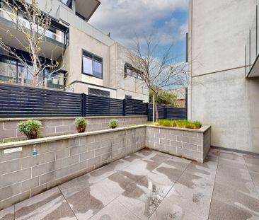 Supersized Ground Floor Apartment with Courtyard - Photo 3