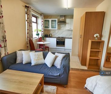 Studio to rent - Photo 2