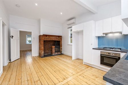 Prime Yarraville Location: Beautiful 2-Bed, 1-Bath with Character and Convenience - Photo 5