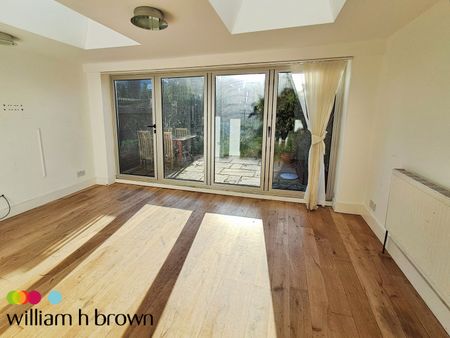 Robin Hood Road, Brentwood - Photo 3