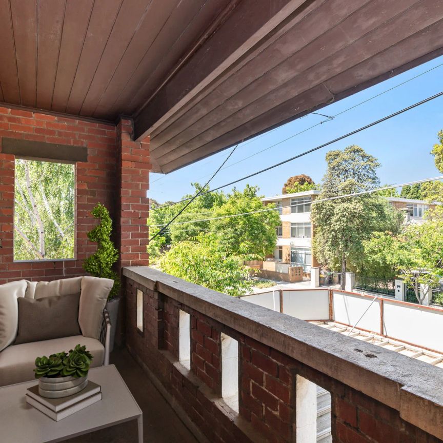 Charming and Completely Renovated Townhouse in a Sought-After Location - Photo 1