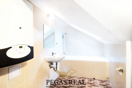 Pronájem bytu 1+kk se spací galerií, 30 m - Photo 3
