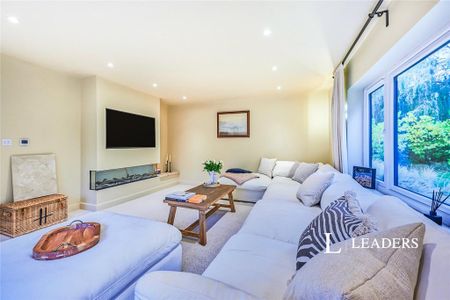 4 bedroom detached house to rent - Photo 2