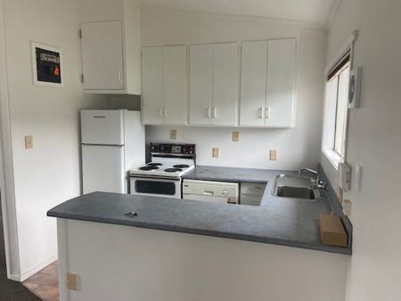 Nice and tidy great location - Photo 2