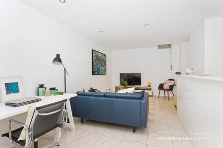 Tri-level 2 bed apartment with rooftop terrace - Photo 3