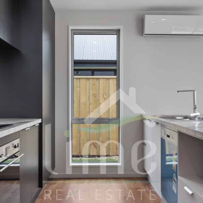 Inviting, impressive and ideal location! - Photo 1