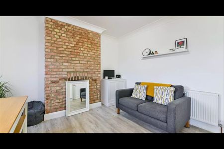 1 Bed Flat, Bushey Road, SW20 - Photo 2