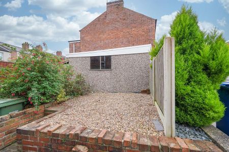 2 bedroom end of terrace house to rent - Photo 2