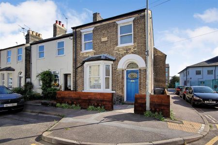 4 bedroom end of terrace house to rent - Photo 3
