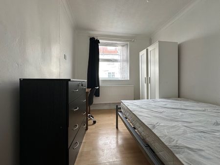 Room in a Shared House, St. Pauls Street, BN2 - Photo 2