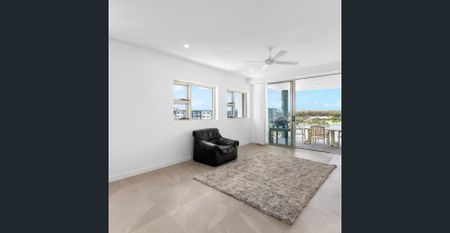 Beautiful, brand new three bedroom, three balcony waterfront apartment in Birtinya. - Photo 4