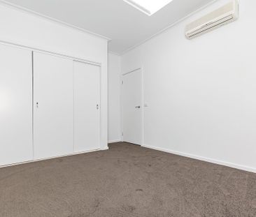 Spacious & Stylish Townhouse Living in Prime Ivanhoe - Photo 1