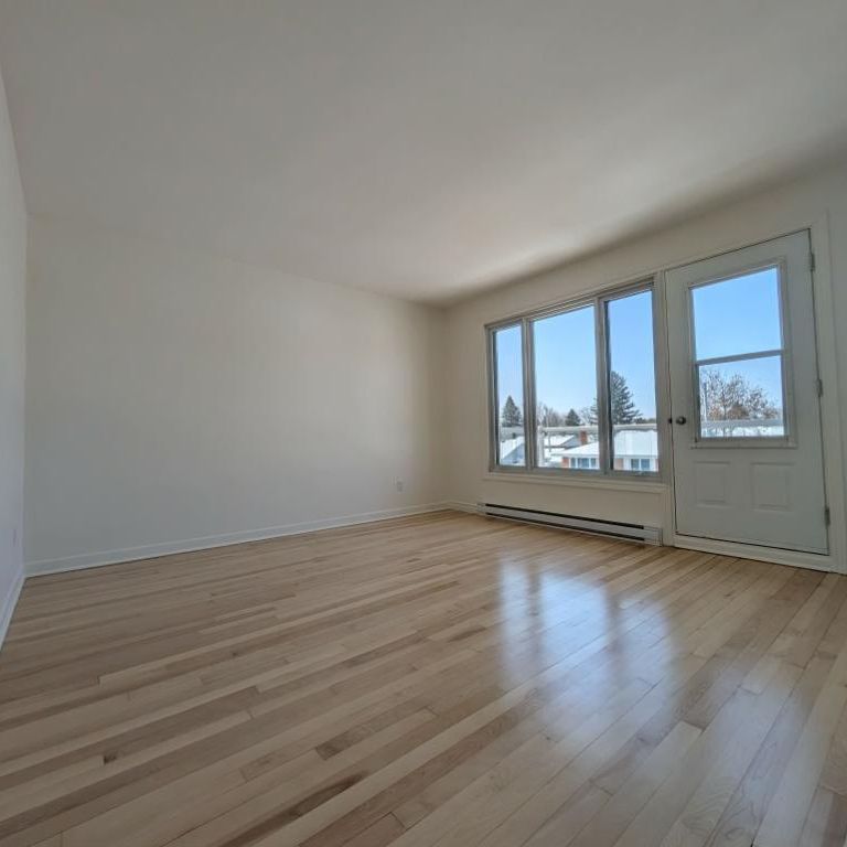 4½ Rénové Ste-Thérèse | 2e étage | Stationnement x2 | Disponible - Photo 1