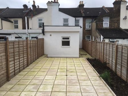 3 bedroom terraced house to rent - Photo 4