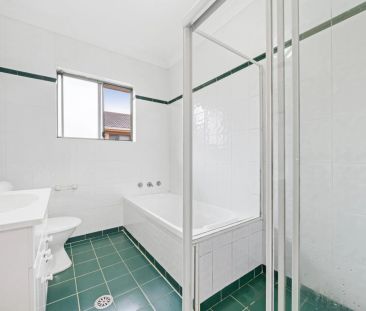 Large, well presented two bedroom unit. - Photo 5