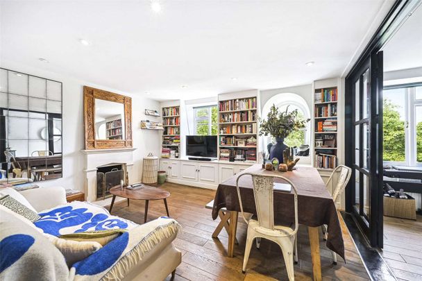 A beautifully presented two bedroom flat with wooden floors throughout. - Photo 1