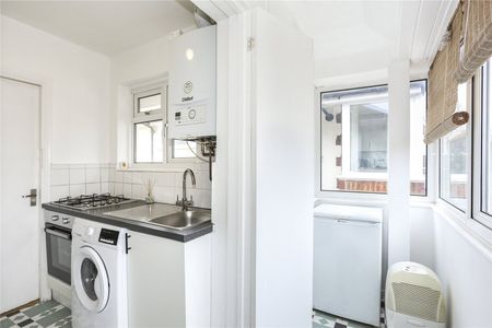 2 bedroom house to rent Moremead Road, London, SE6 - Photo 4