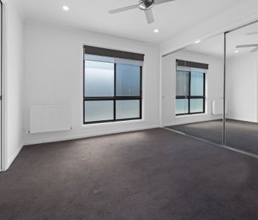 Luxurious 4-Bedroom Townhouse in Prime Location - Photo 2