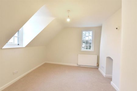 4 bedroom end of terrace house to rent - Photo 3