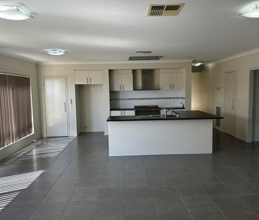 Large family / Executive Home Wodonga - Photo 1