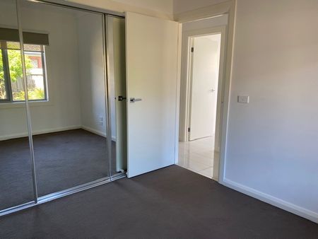 Contemporary & Spacious - Photo 2