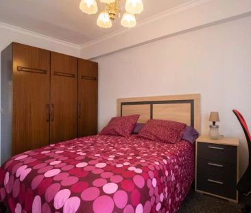 Double bed in Rooms for rent in lovely 4-bedroom apartment, close t... - Photo 5