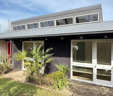 Bright & Sunny 3-Bedroom Home – Walk to Long B... - Photo 2