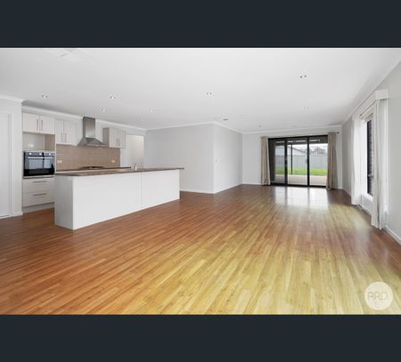 33 Clifton Street, Delacombe, Vic 3356 - Photo 4