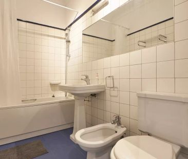 Room in a shared 8-bedroom apartment for rent in Lisbon, perfect for singles. - Photo 4