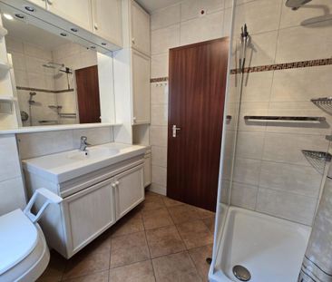 Aktuell in Renovierung - großzügige 2-Zi. Wohnung mit Balkon! - Photo 1